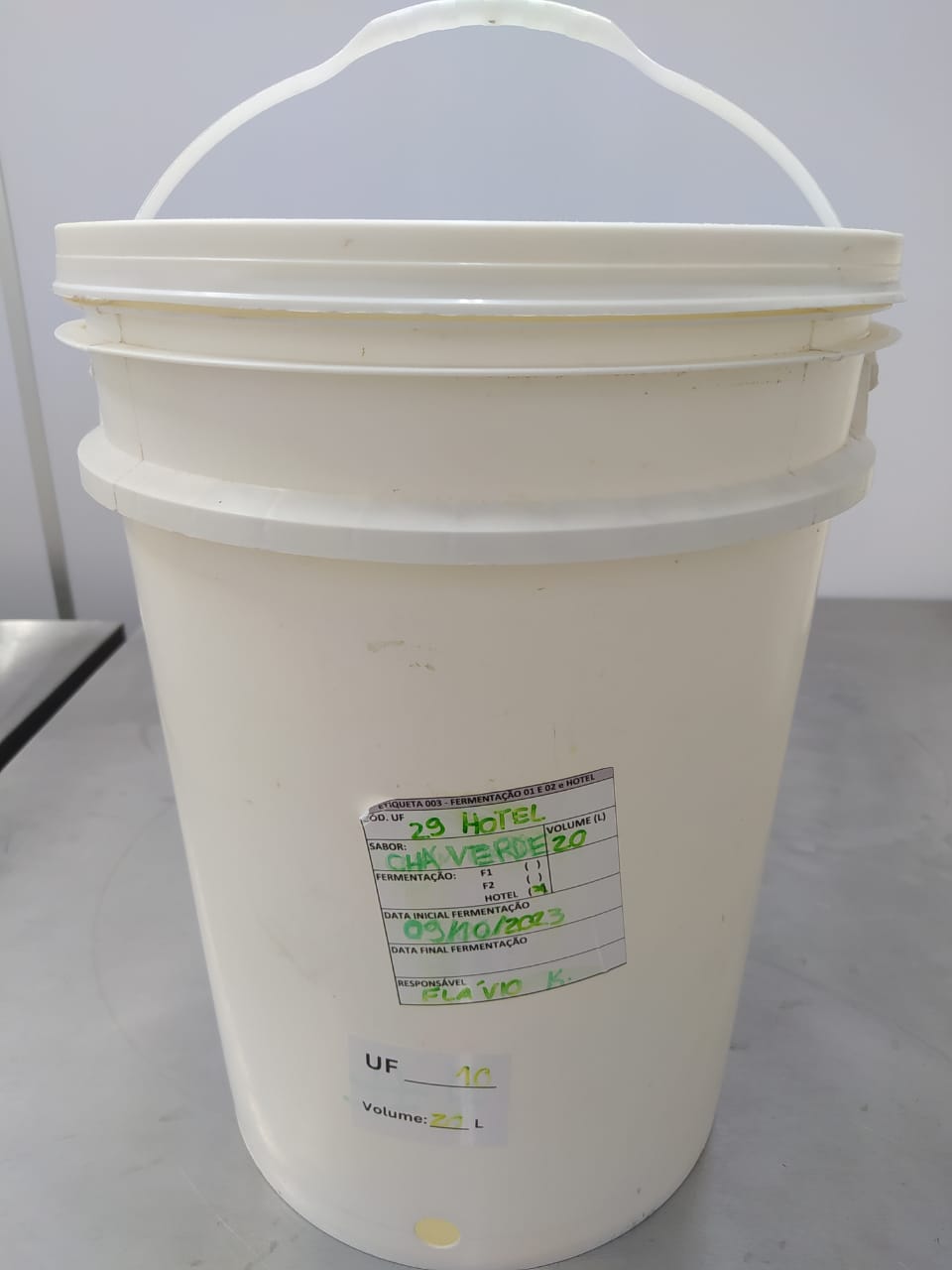 Foto principal: Balde fermentador de 20 L com tampa e furo para torneira