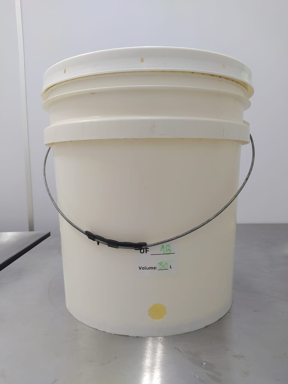 Foto principal: Balde fermentador de 30 L com tampa e furo para torneira