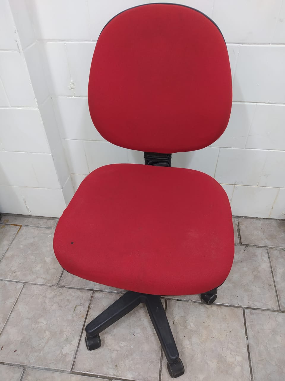 Foto principal: Cadeira de escritório giratória vermelha, sem braços