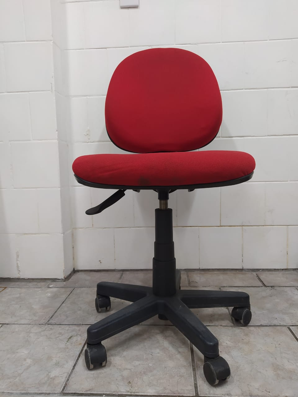 Cadeira de escritório giratória vermelha, sem braços — foto 2 de 3