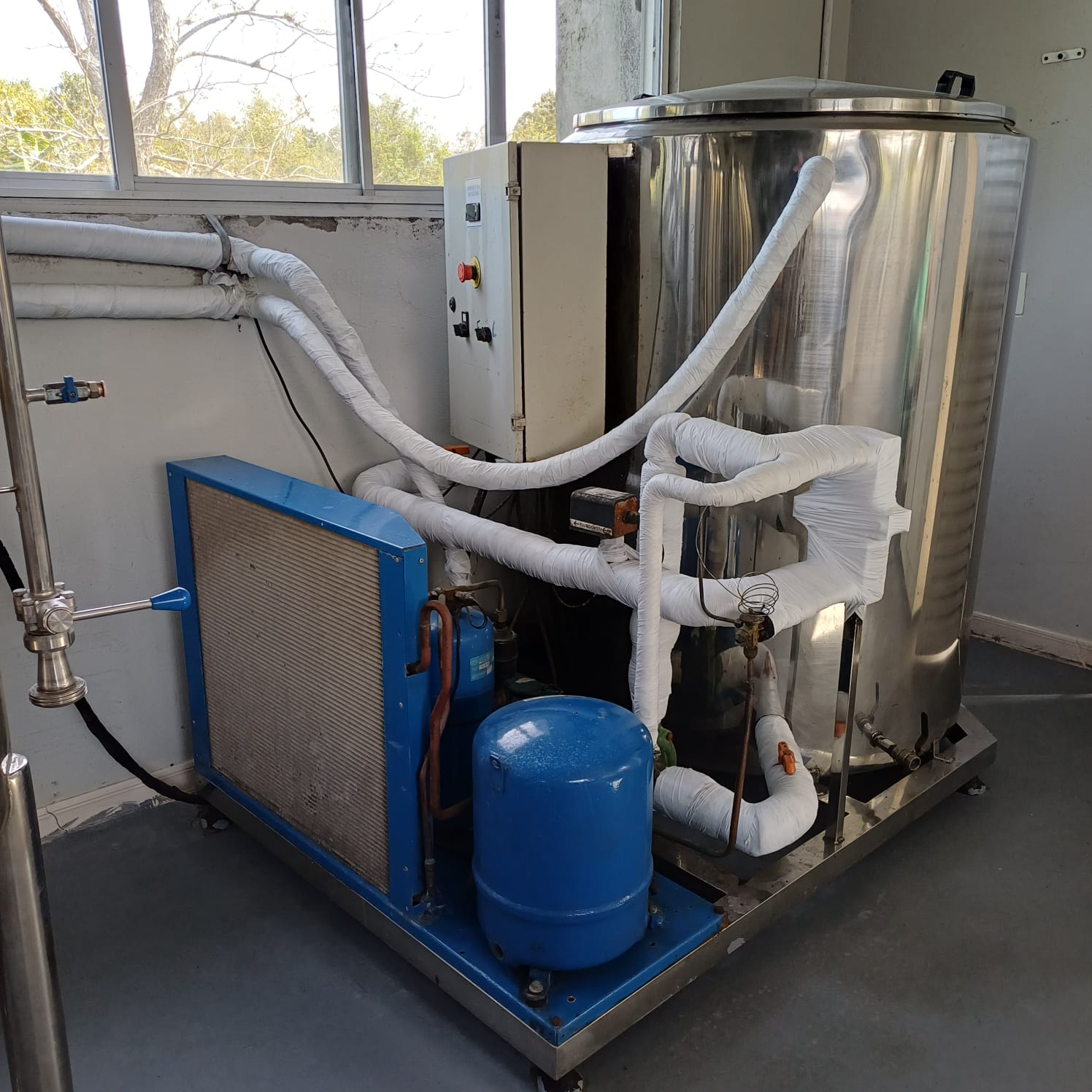 Foto principal: Chiller industrial com reservatório de glicol em inox