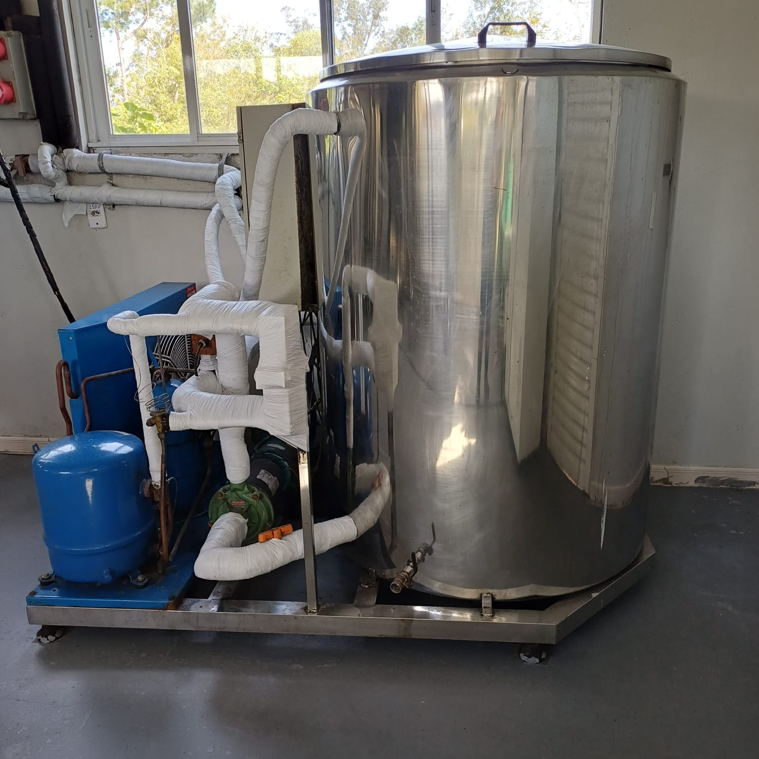 Chiller industrial com reservatório de glicol em inox — foto 2 de 5