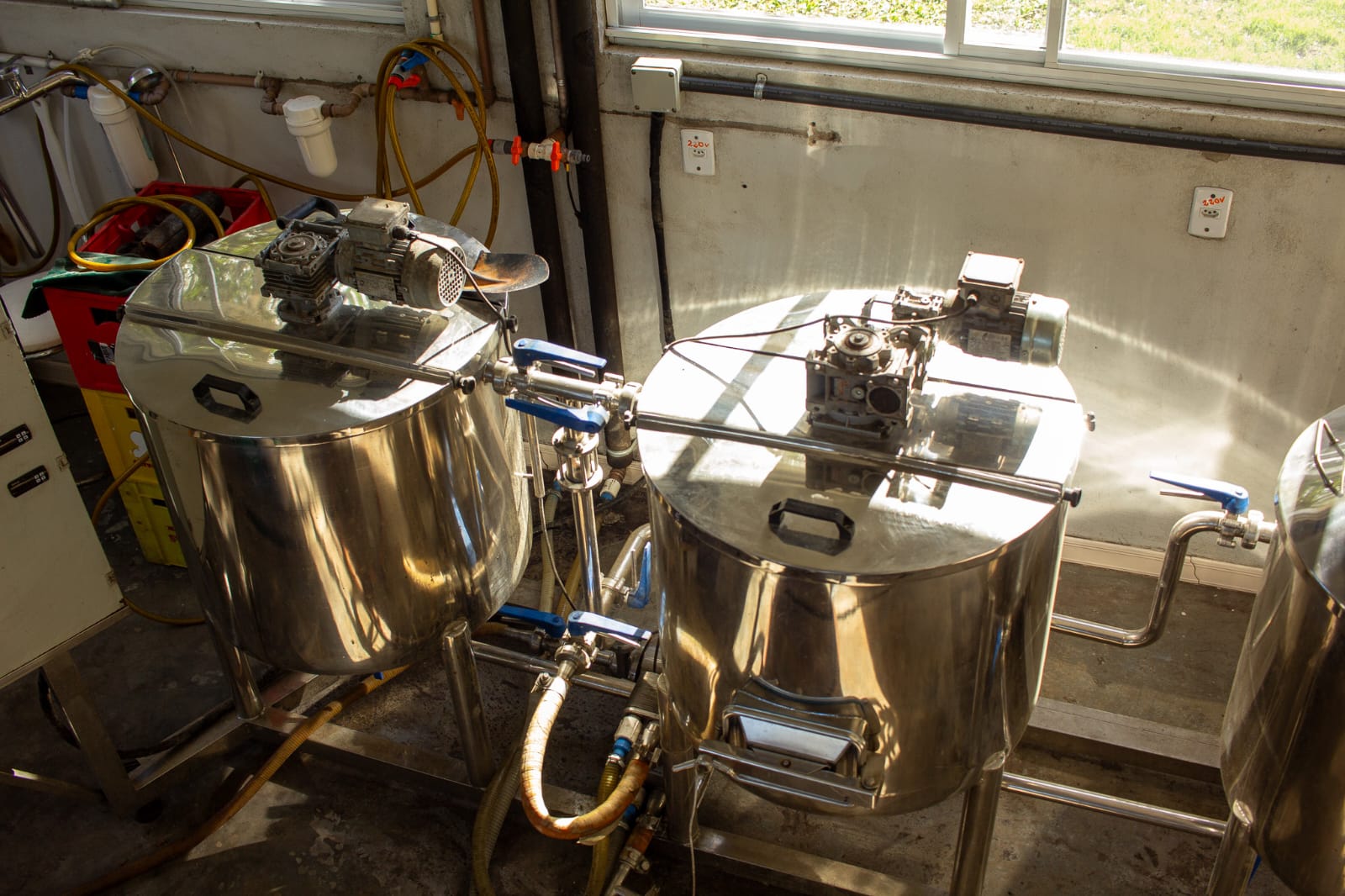Cozinha cervejeira industrial em inox com três tinas e motorização — foto 2 de 3