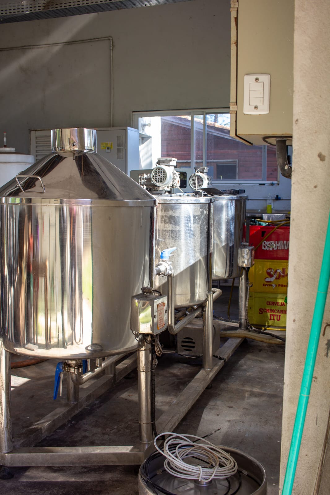 Foto principal: Cozinha cervejeira industrial em inox com três tinas e motorização
