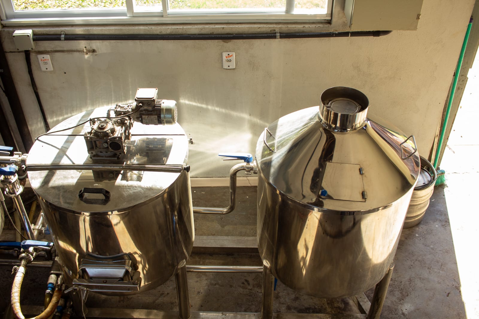 Cozinha cervejeira industrial em inox com três tinas e motorização — foto 3 de 3
