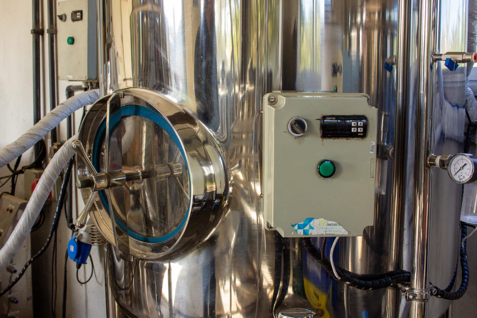 Fermentador/maturador cônico em inox de 500 L com painel digital — foto 3 de 6
