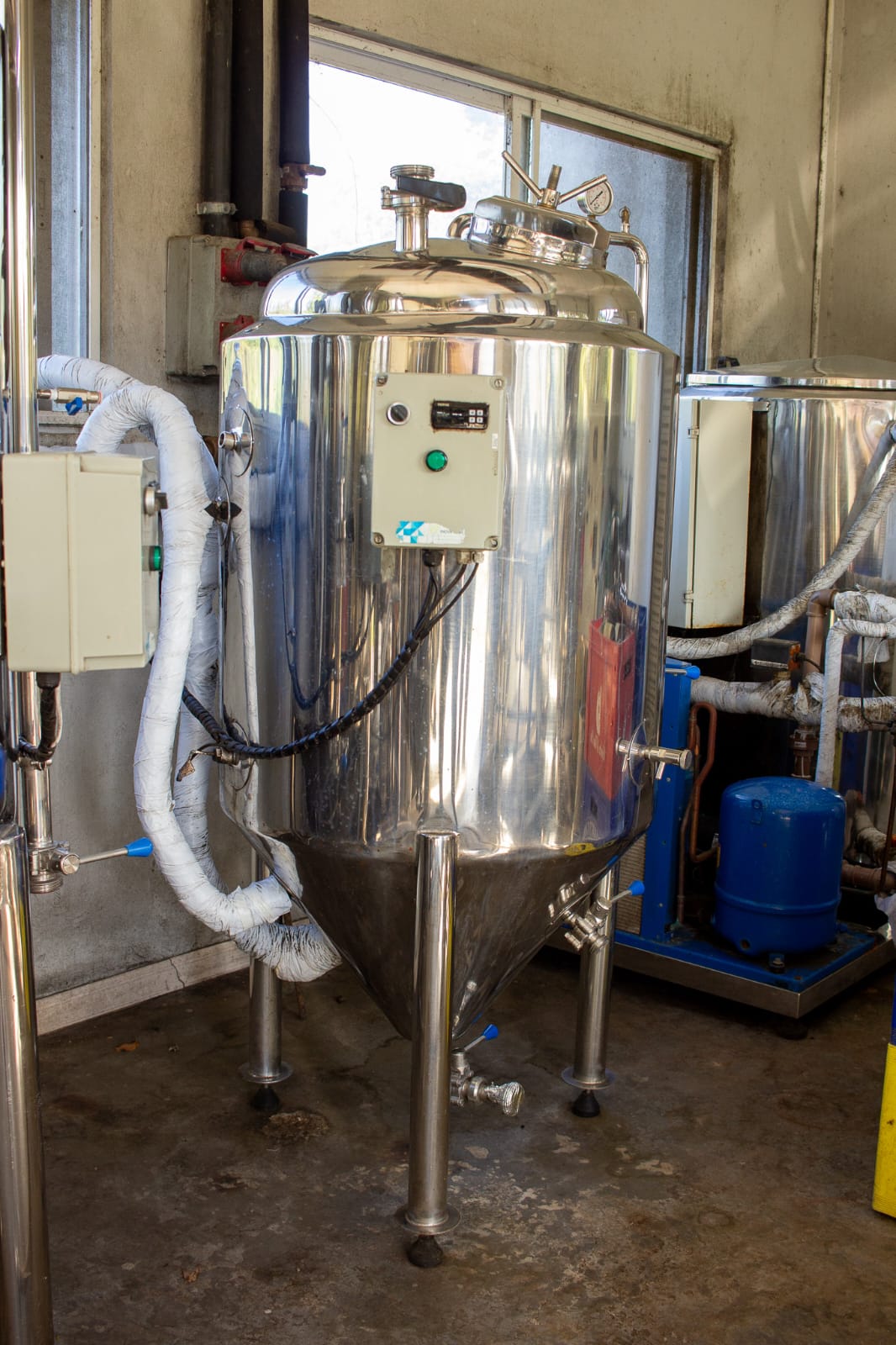 Foto principal: Fermentador/maturador cônico em inox de 500 L com painel digital