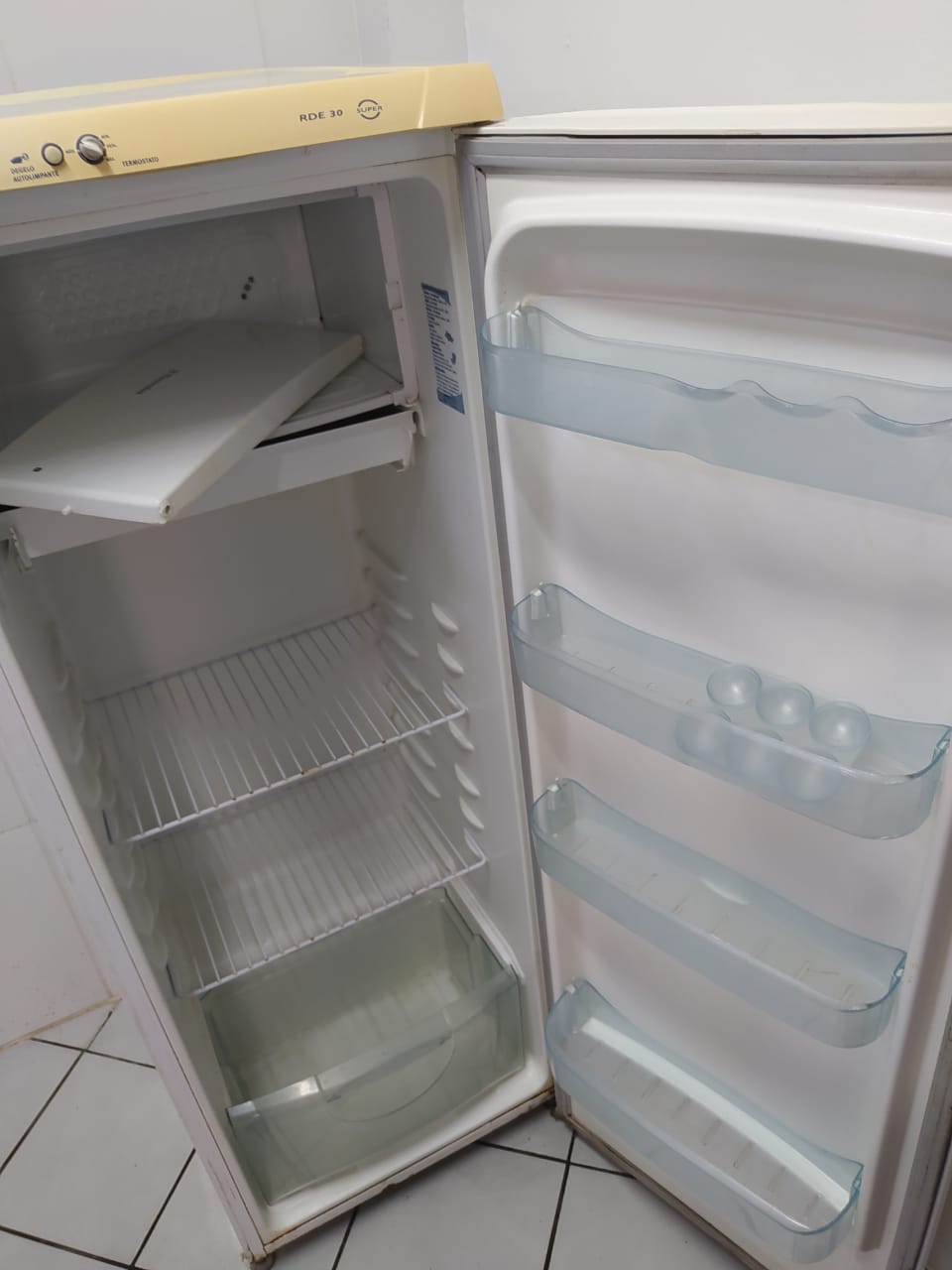 Geladeira Electrolux RDE30 de 262 L e 1 porta — usada — foto 2 de 2